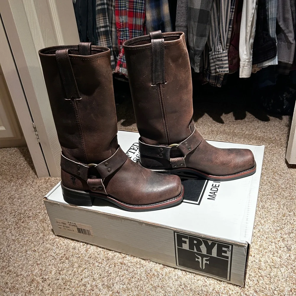 Traditionally a men’s style boot, but can be unisex. Very roomy in the toe! - Picture 3 of 8